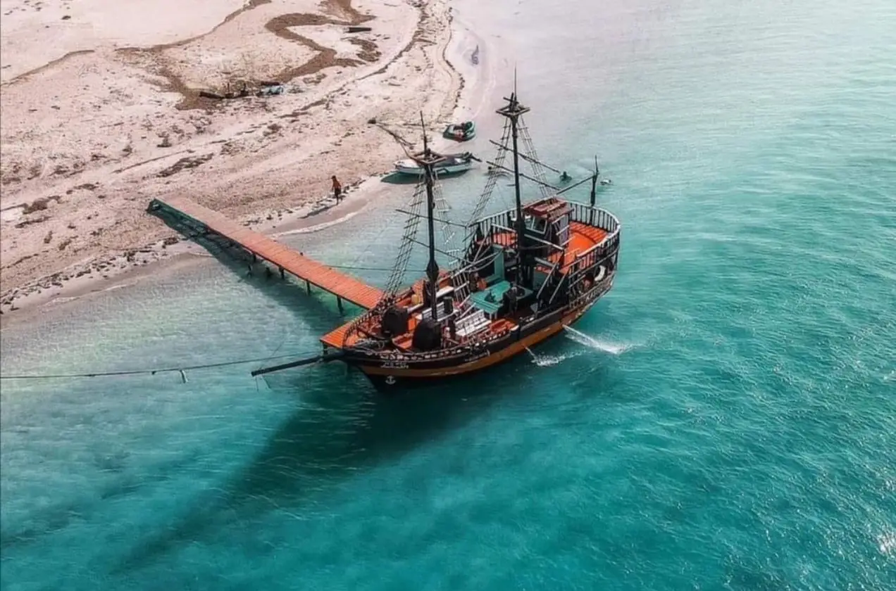 Bateau pirate au ponton de l'île aux Flamants, vue aérienne