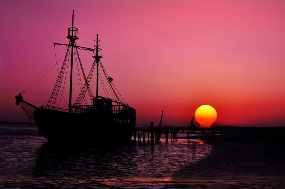 Coucher de soleil sur le bateau pirate, Djerba